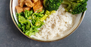 obiad w darmowej diecie wegetariańskiej 1600 kcal tofu z ryżem