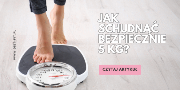 Kobieta stojąca na wadze łazienkowej podczas bezpiecznego procesu odchudzania o 5 kilogramów - zdrowe tempo redukcji 0,5-1 kg tygodniowo
