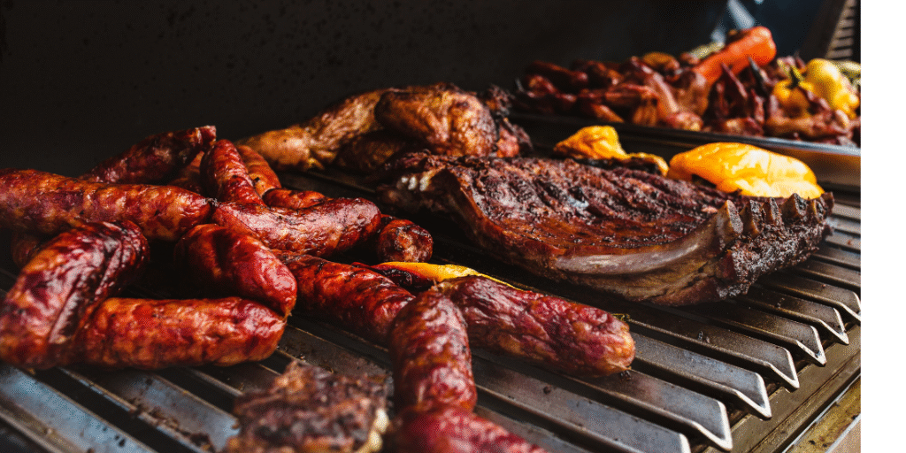 Tłuste dania grillowe, kiełbasa i karkówka, produkty niezalecane dla osób na diecie przy dnie moczanowej.