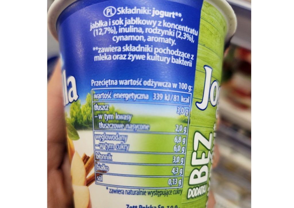 Sprawdzanie etykiety produktu spożywczego pod kątem zgodności z limitami cukru i tłuszczu w sklepiku szkolnym.